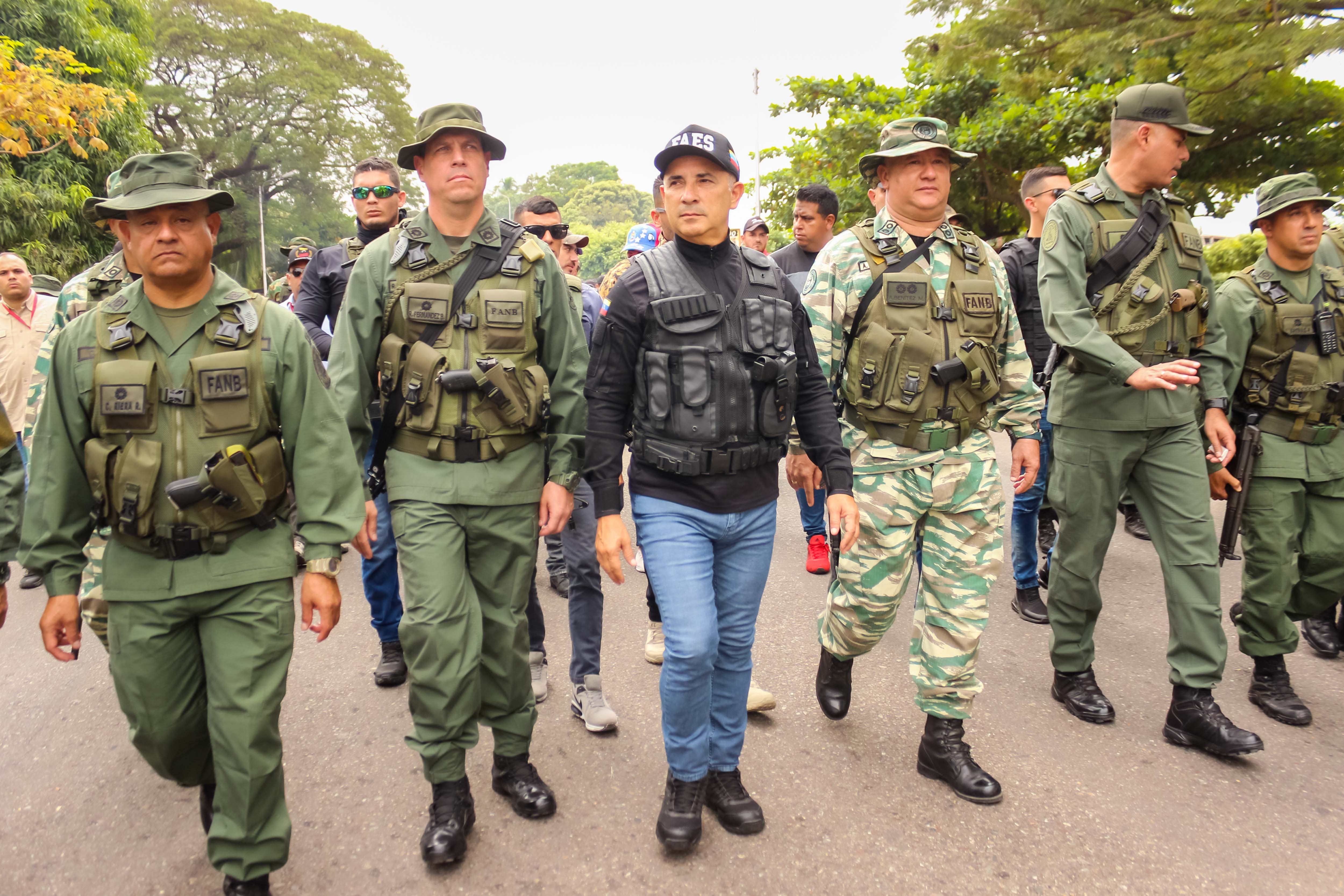 AME2223. LA FRÍA (VENEZUELA), 13/02/2020.- El jefe nacional de los Comités Locales de Abastecimiento y Producción (CLAP), Freddy Bernal (c), junto a miembros de los organismos de seguridad participan en ejercicios militares, en el marco de la Operación Escudo Bolivariano 2020 hoy jueves, en la localidad de La Fría, estado Táchira, fronterizo con Colombia. El presidente de Venezuela, Nicolás Maduro, anunció la ejecución del ejercicio Militar Escudo Bolivariano 2020, enmarcado en la Operación Venezuela, Soberanía y Paz, con la participación de la Fuerza Armada Nacional Bolivariana y el despliegue territorial de la Milicia Bolivariana. EFE/ JOHNNY PARRA